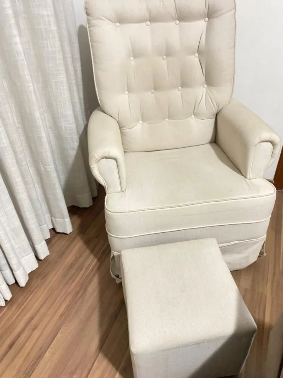 Poltrona de Amamentação com puff da marca Lilibee - Foto 2