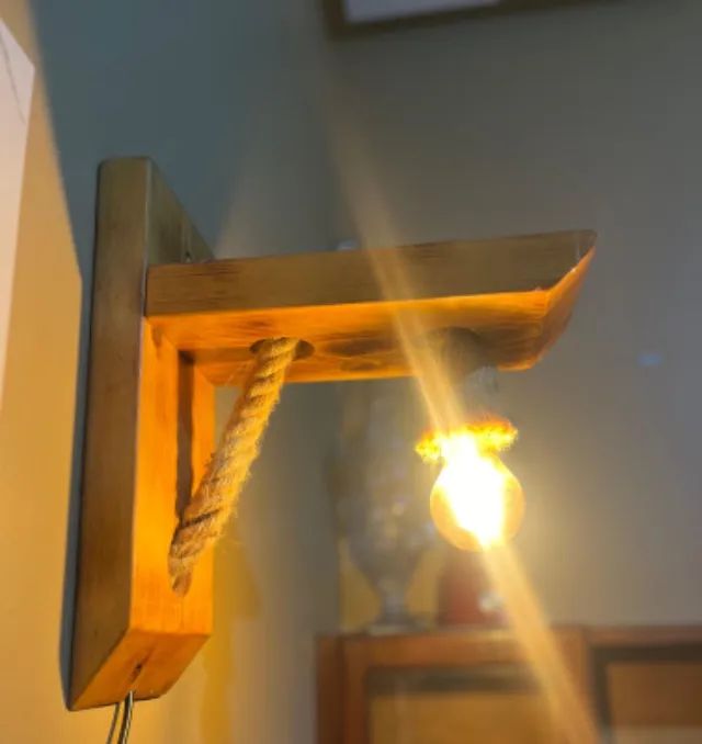 Luminária rústica de madeira e corda de sisal 