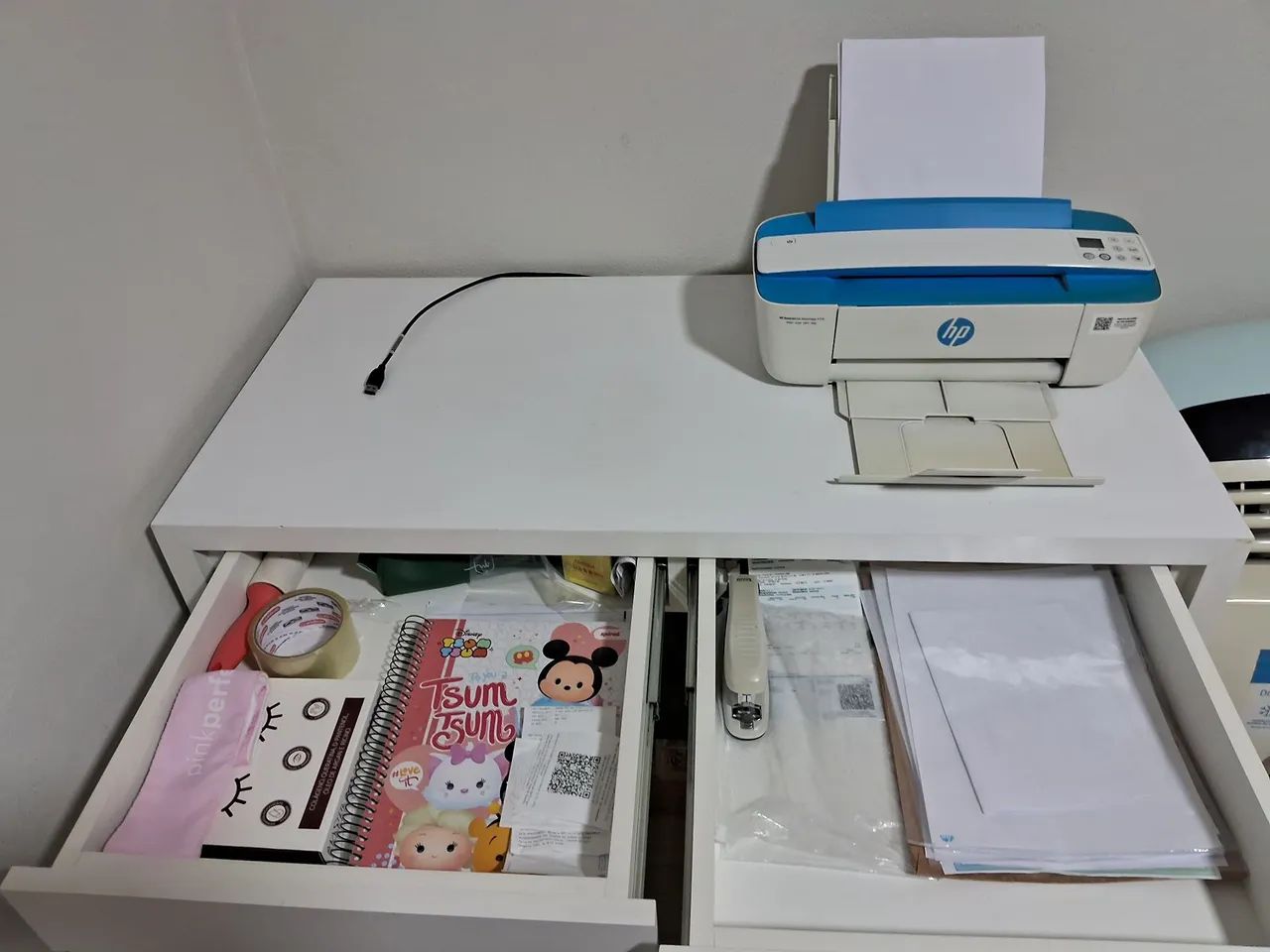 Escrivaninha com duas gavetas 