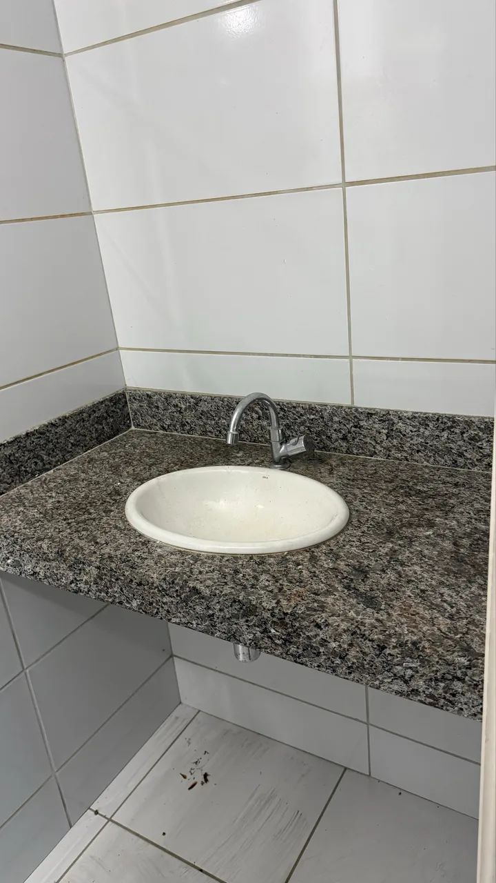 Pia banheiro em mármore com cuba e torneira 