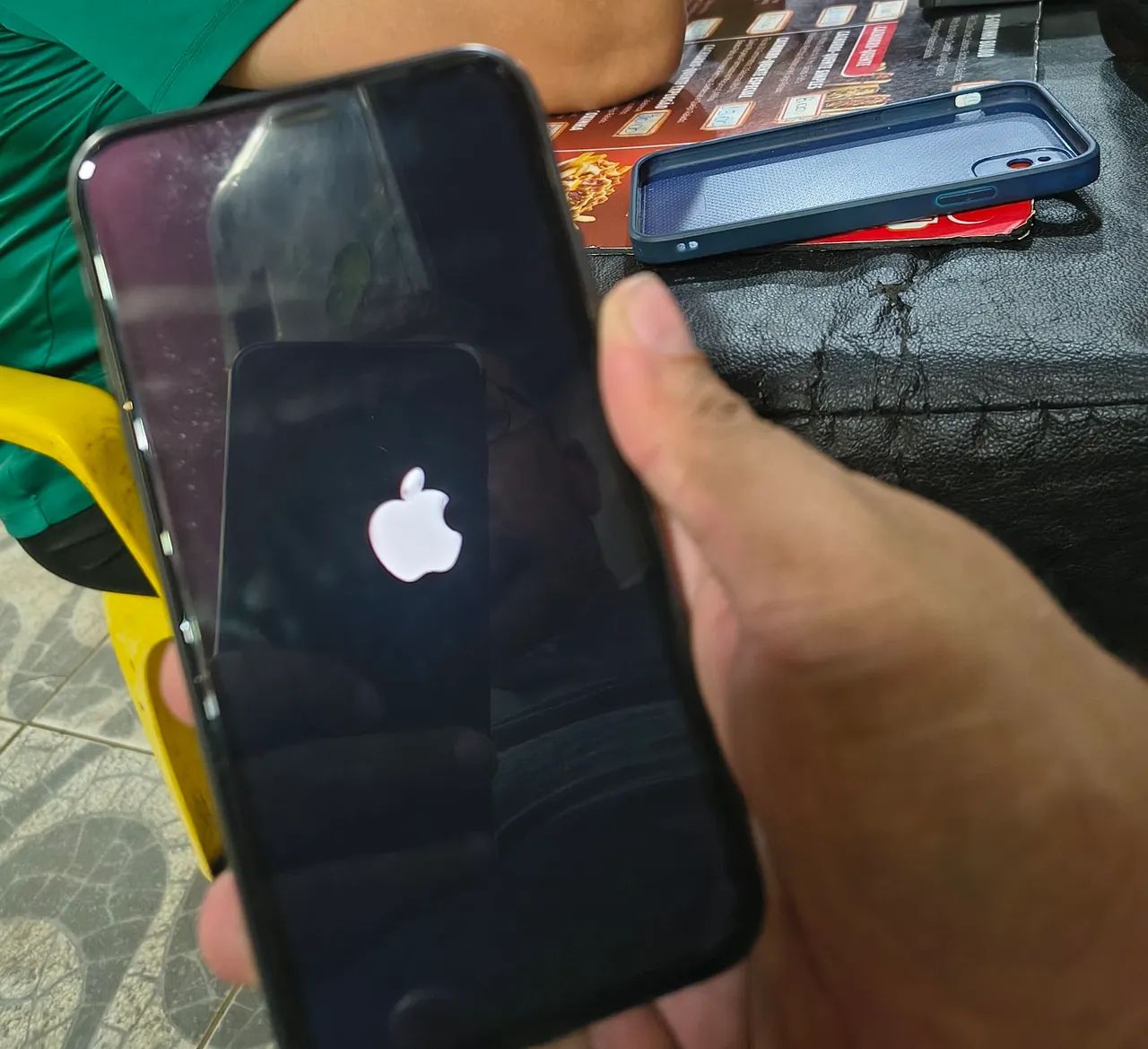 iPhone 11- 128gb preto com carregador. - Foto 3