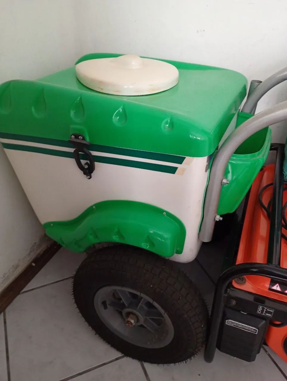 Vendo Carrinho de Picolé/Capacidade 300 picolés/Incluso as 5 Placas de Gelo/1 ano de uso  - Foto 2