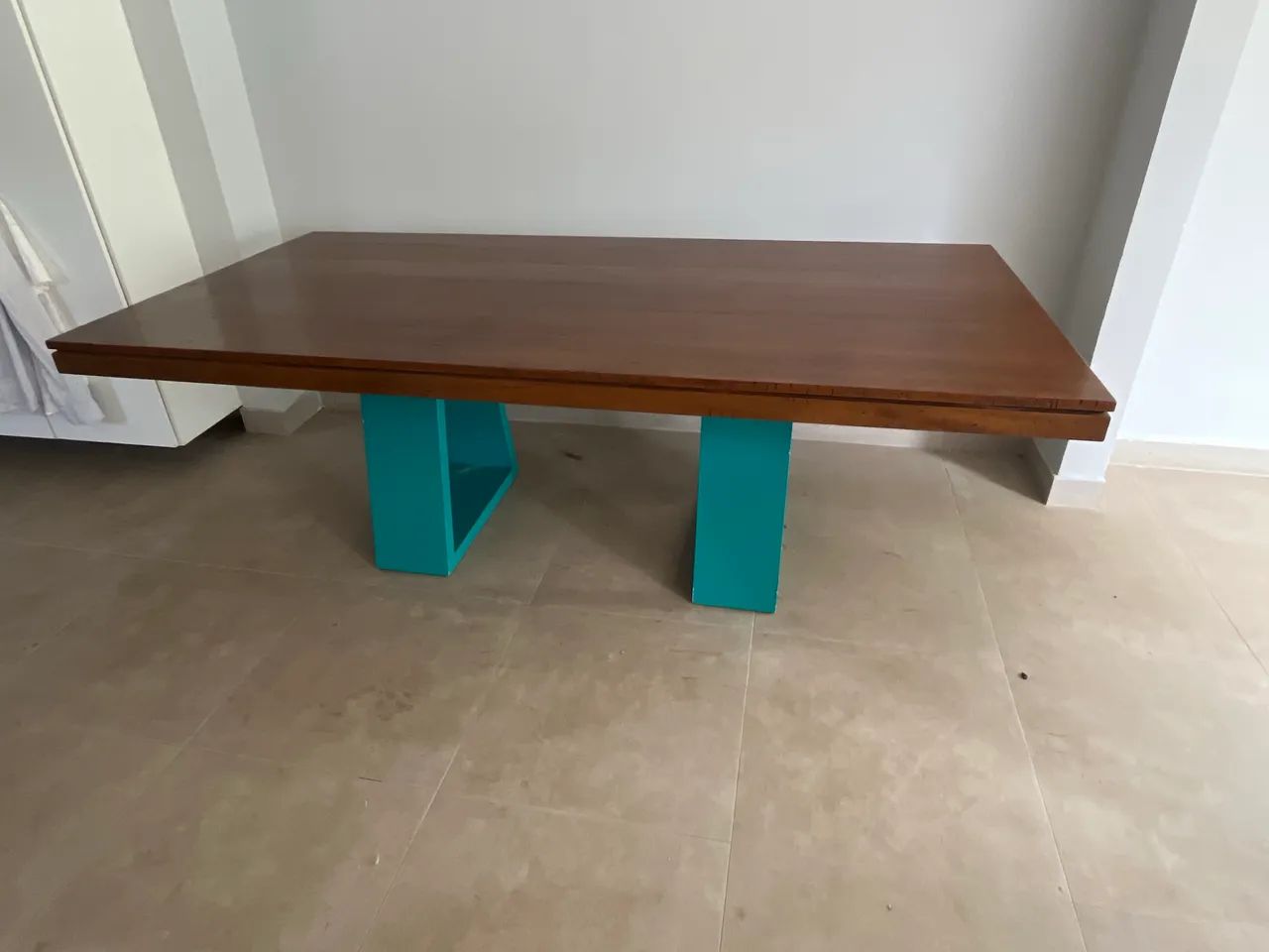 Mesa de jantar em madeira e laca turquesa 