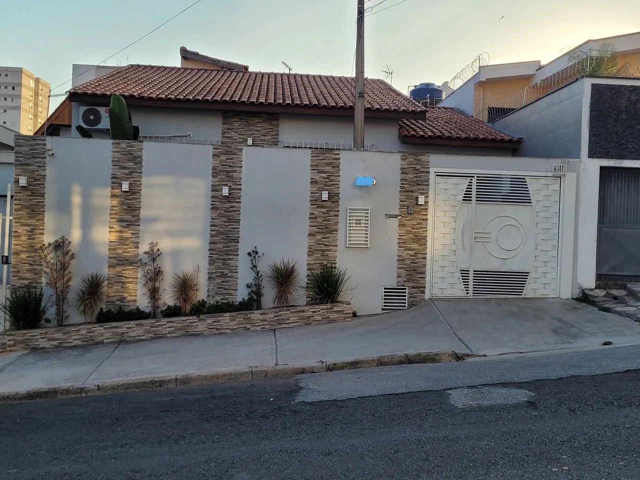 Residência reformada e decorada no Mangal