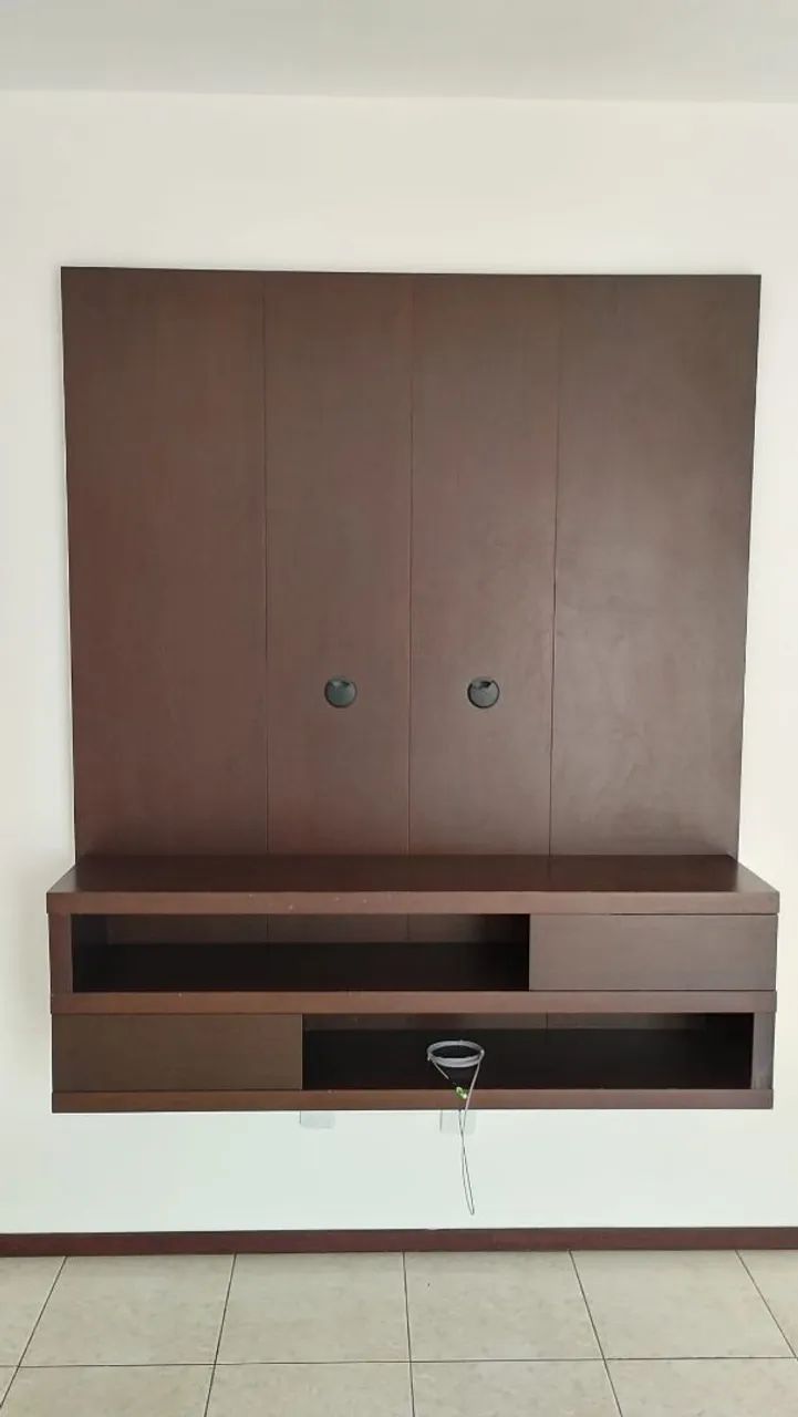 Painel de TV, de madeira maciça.