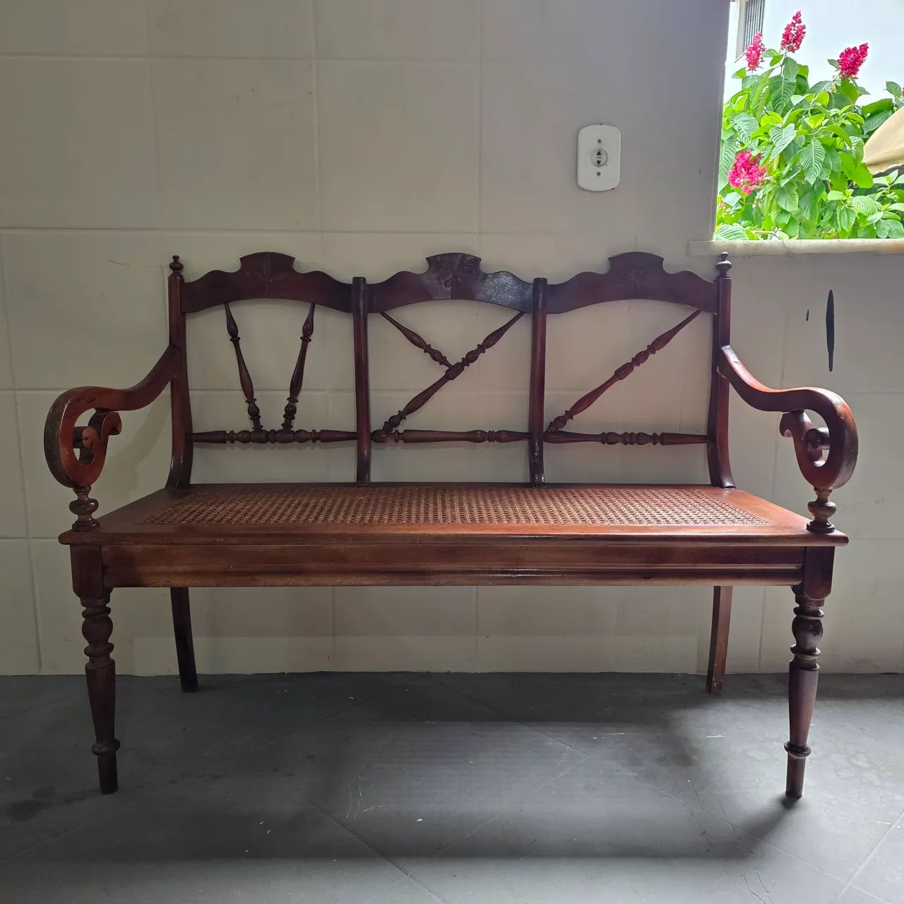 Móveis antigos, banquinho antigo madeira e palhinha - Foto 4