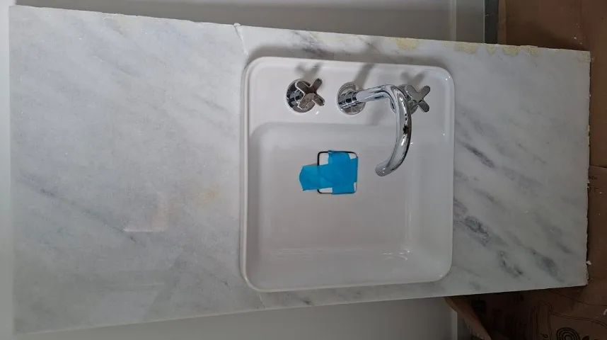 Duas bancadas em mármore com cuba de sobrepor com mesa e torneira misturador comando duplo - Foto 5