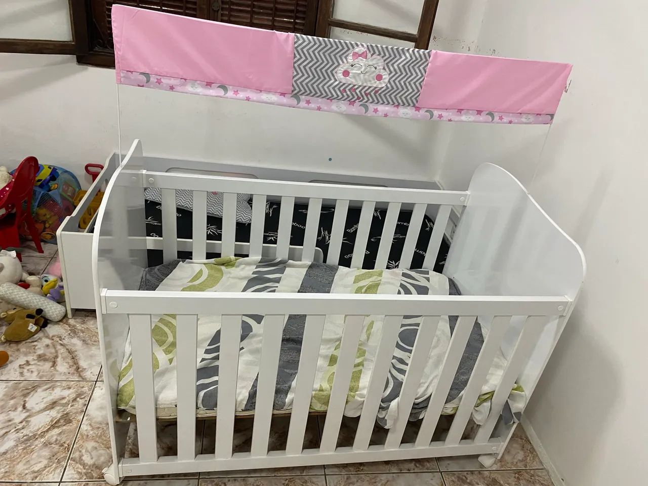 Berço com rodinhas e colchão 
