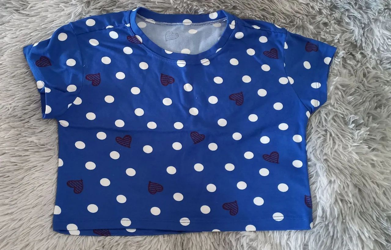 Camiseta cropped azul com estampa 