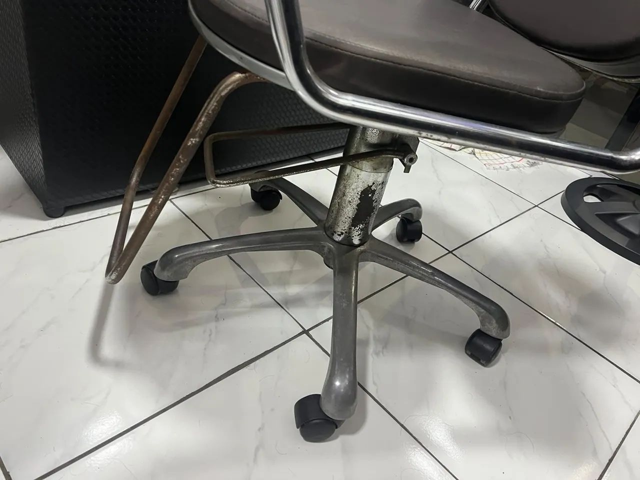 Combo com as 2 coisas cadeira e reservatório de salão  - Foto 2