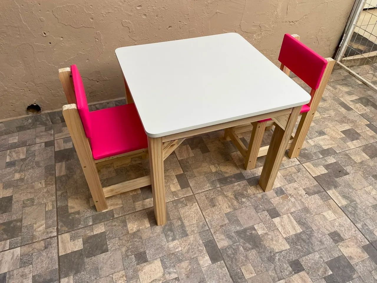 Mesa infantil, com cadeiras estofadas 