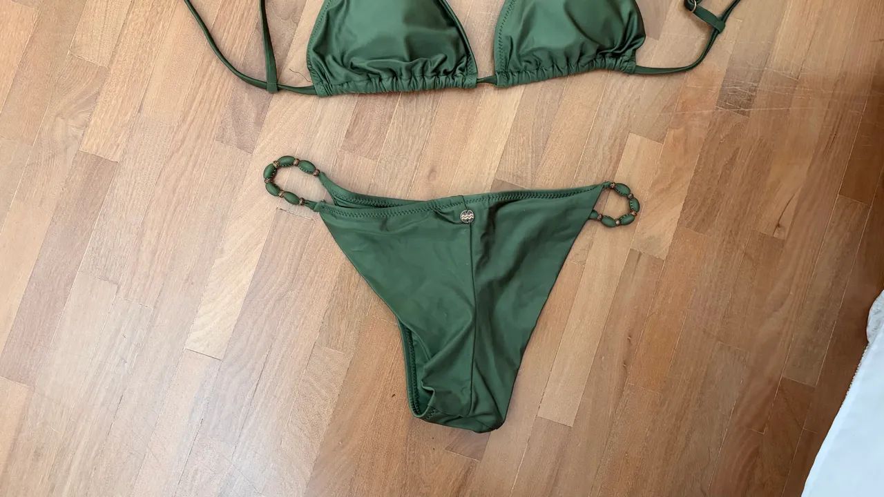 Biquíni verde com bolinhas nas alças e amarração no ombro - Foto 2