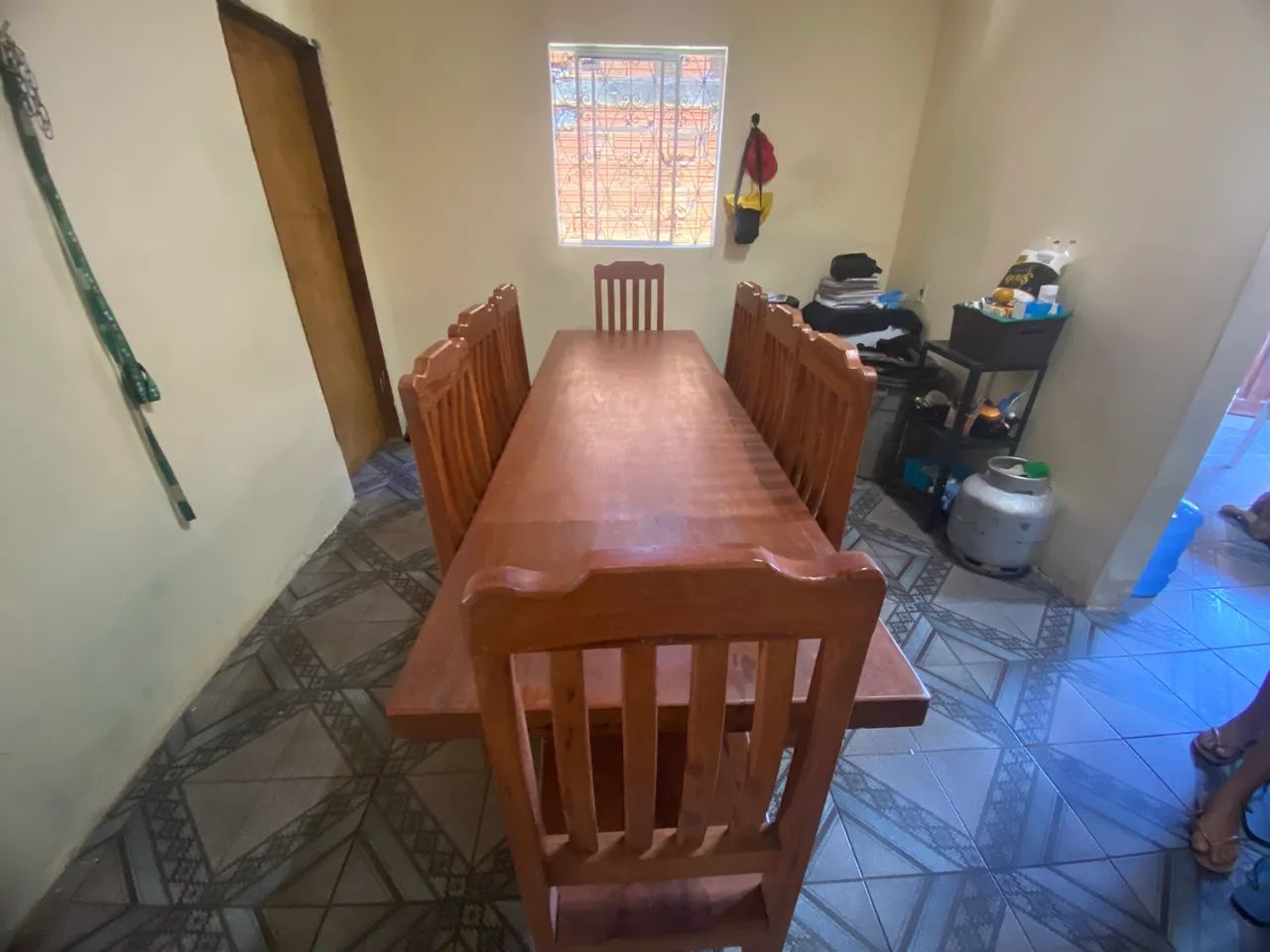 Mesa e 8 Cadeiras de Madeira Maciça semi novo. - Foto 5