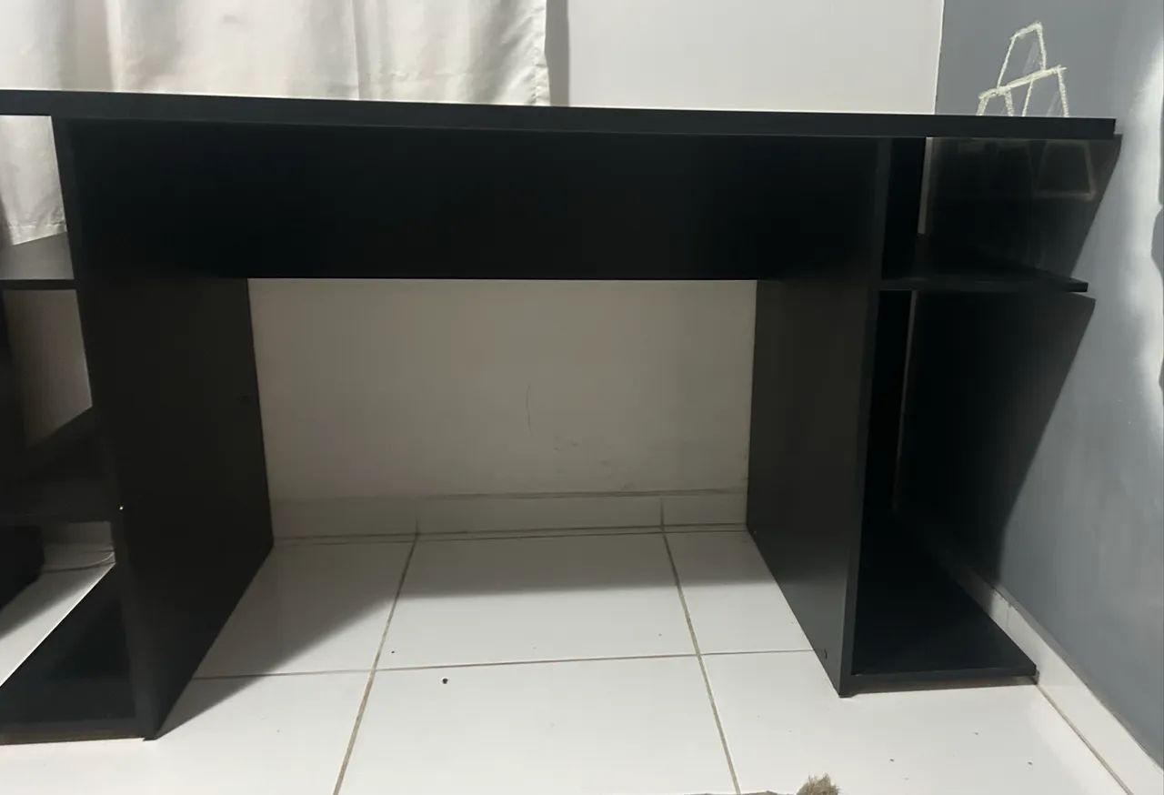 Mesa de computador preta fosca