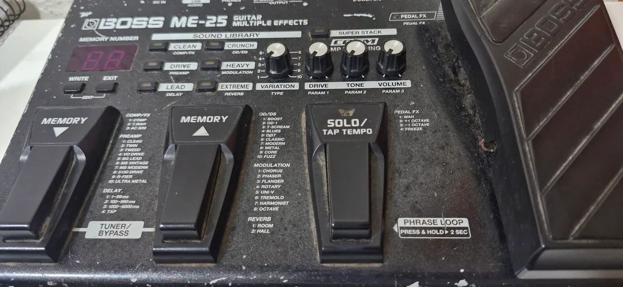 Pedaleira BOSS ME-25