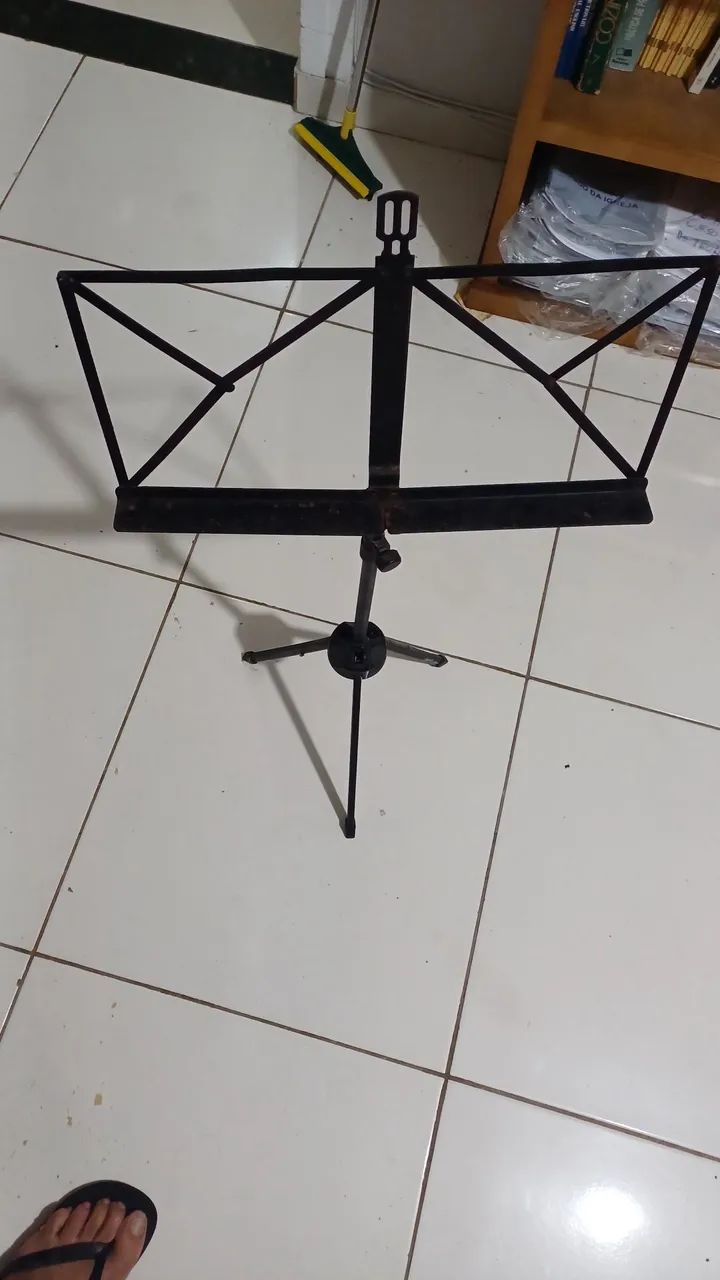 Vendo Suporte de Guitarra ou Baixo e Estante de Partitura musical .o