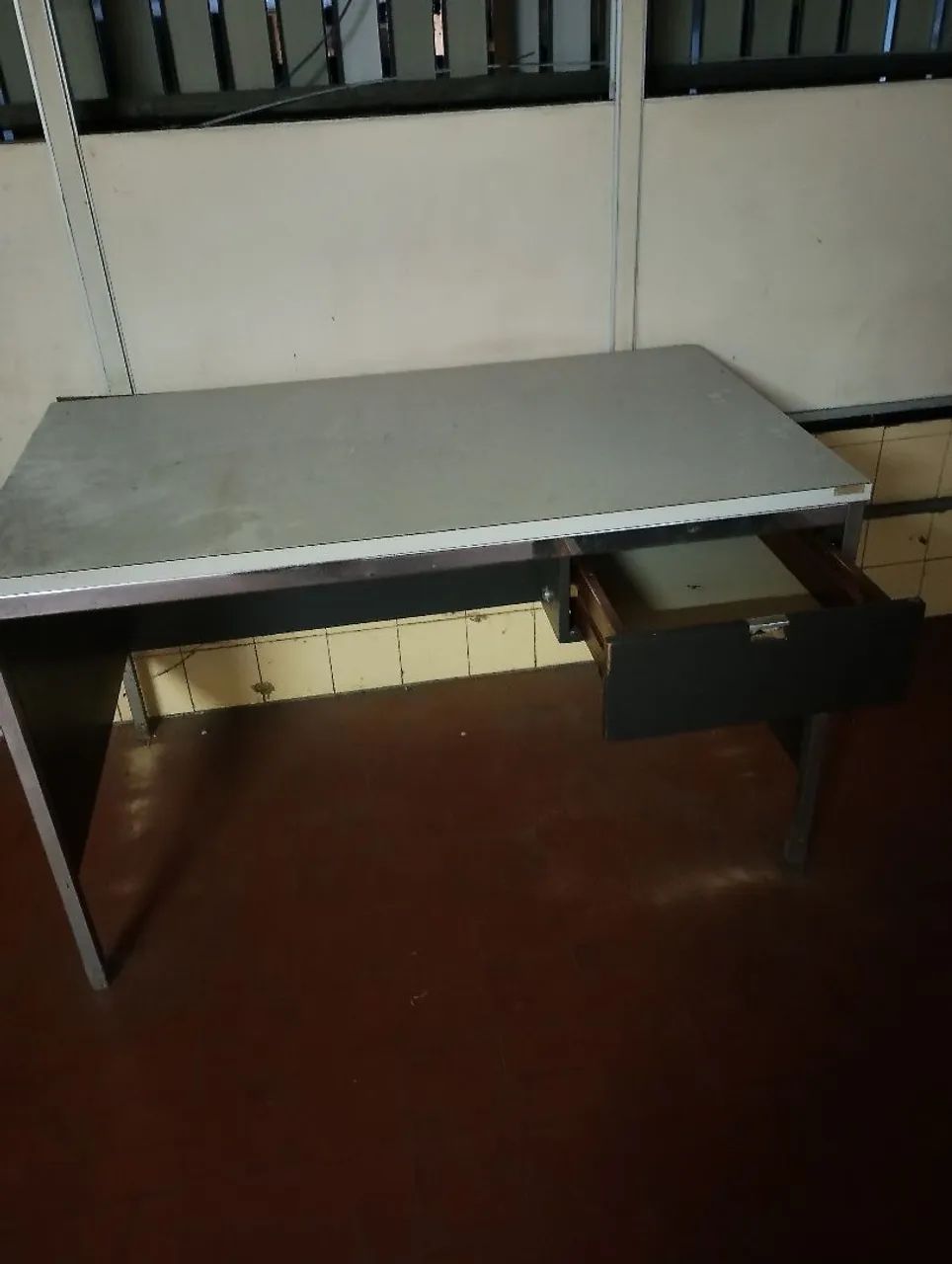 Mesaescritorioferrotampaformicaumagaveta