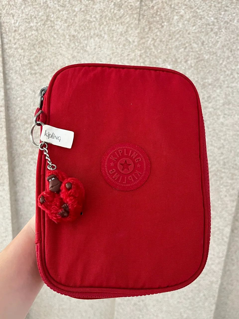 Vendo estojo kipling original 1 ano de uso 