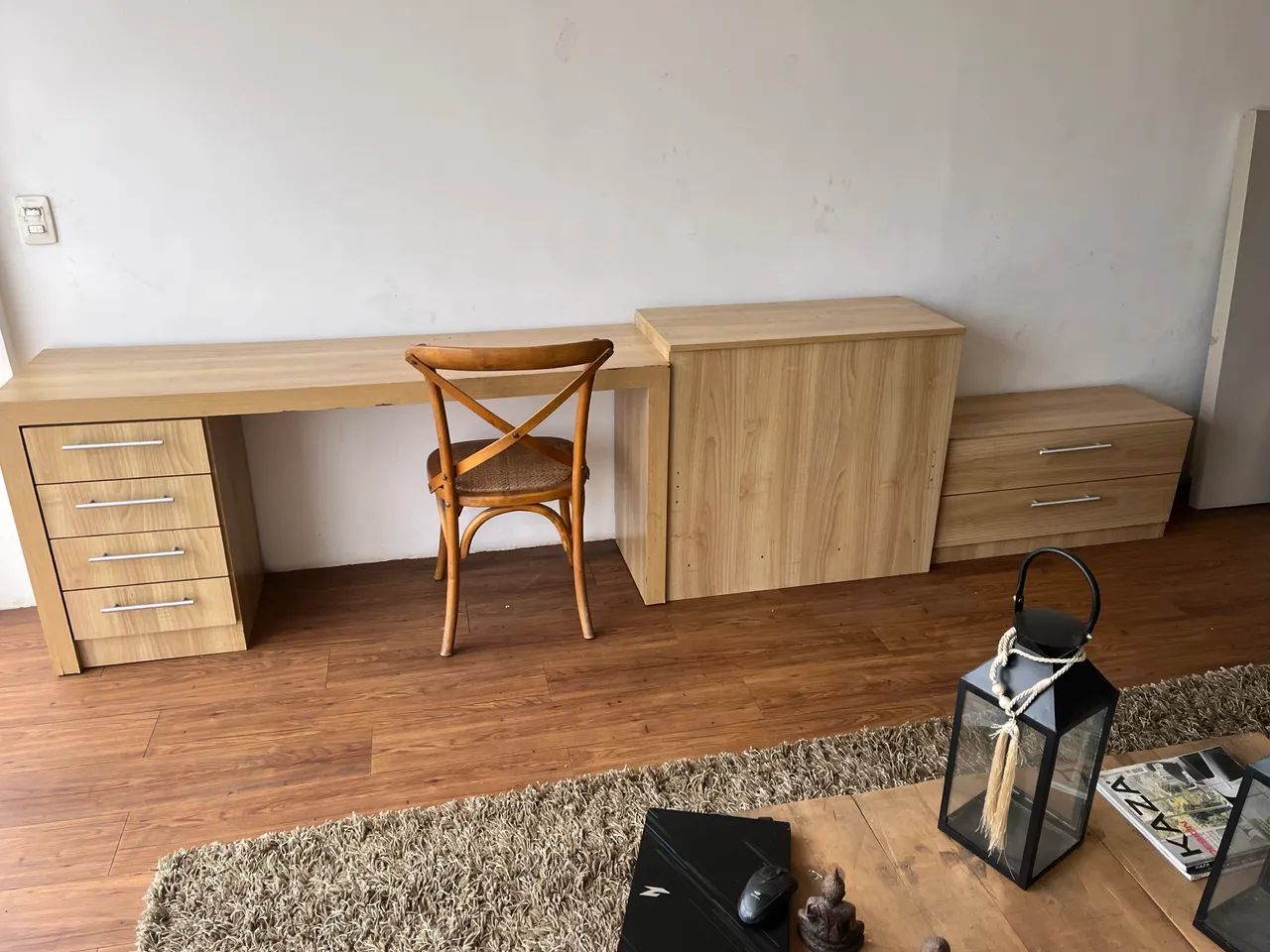  Conjunto mesa com 4 gavetas  , Baú, e criado  com 2 gavetões - Foto 2