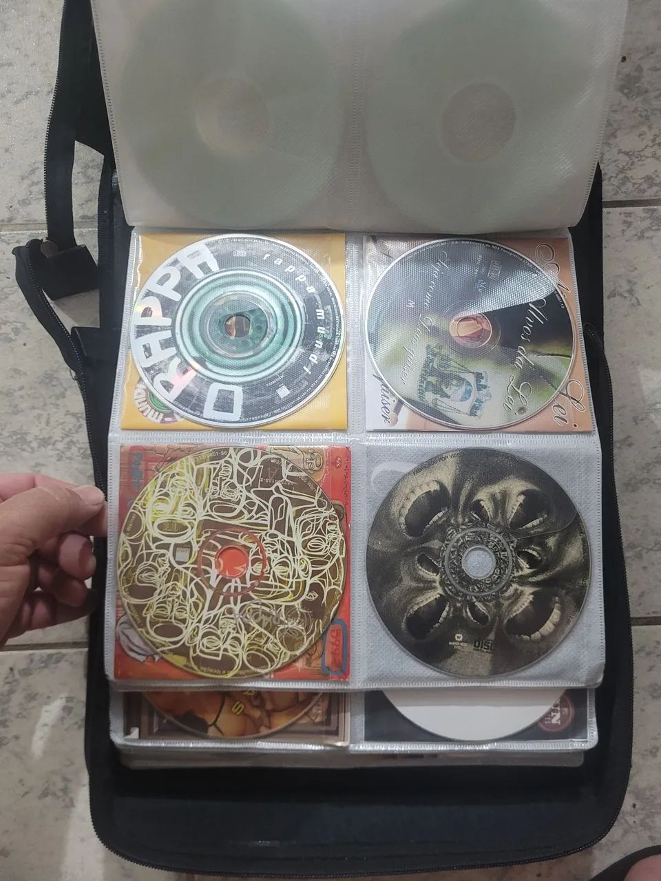 Pasta de CDs Originais434735809907271682