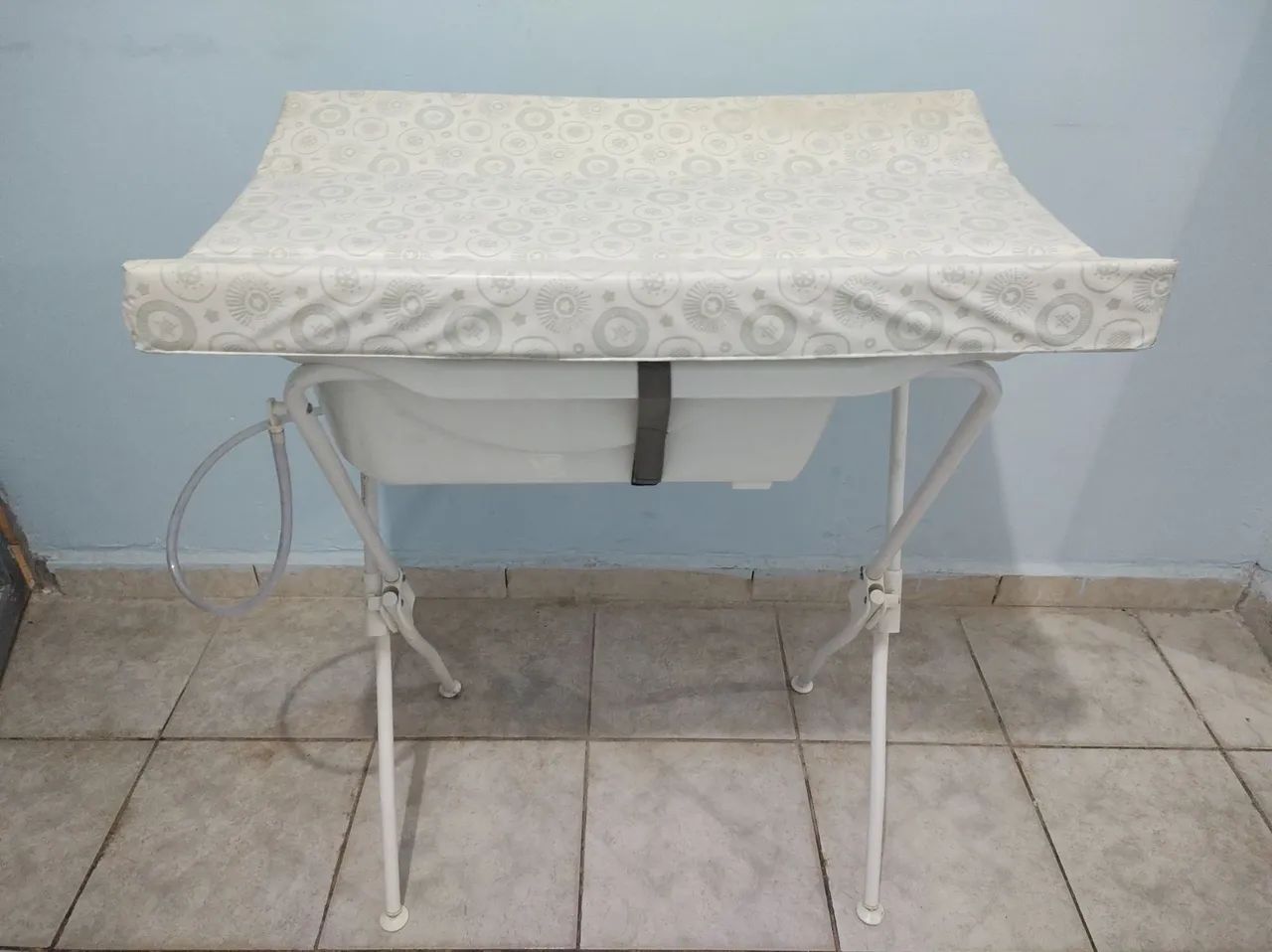 Vendo banheira com suporte e trocador.