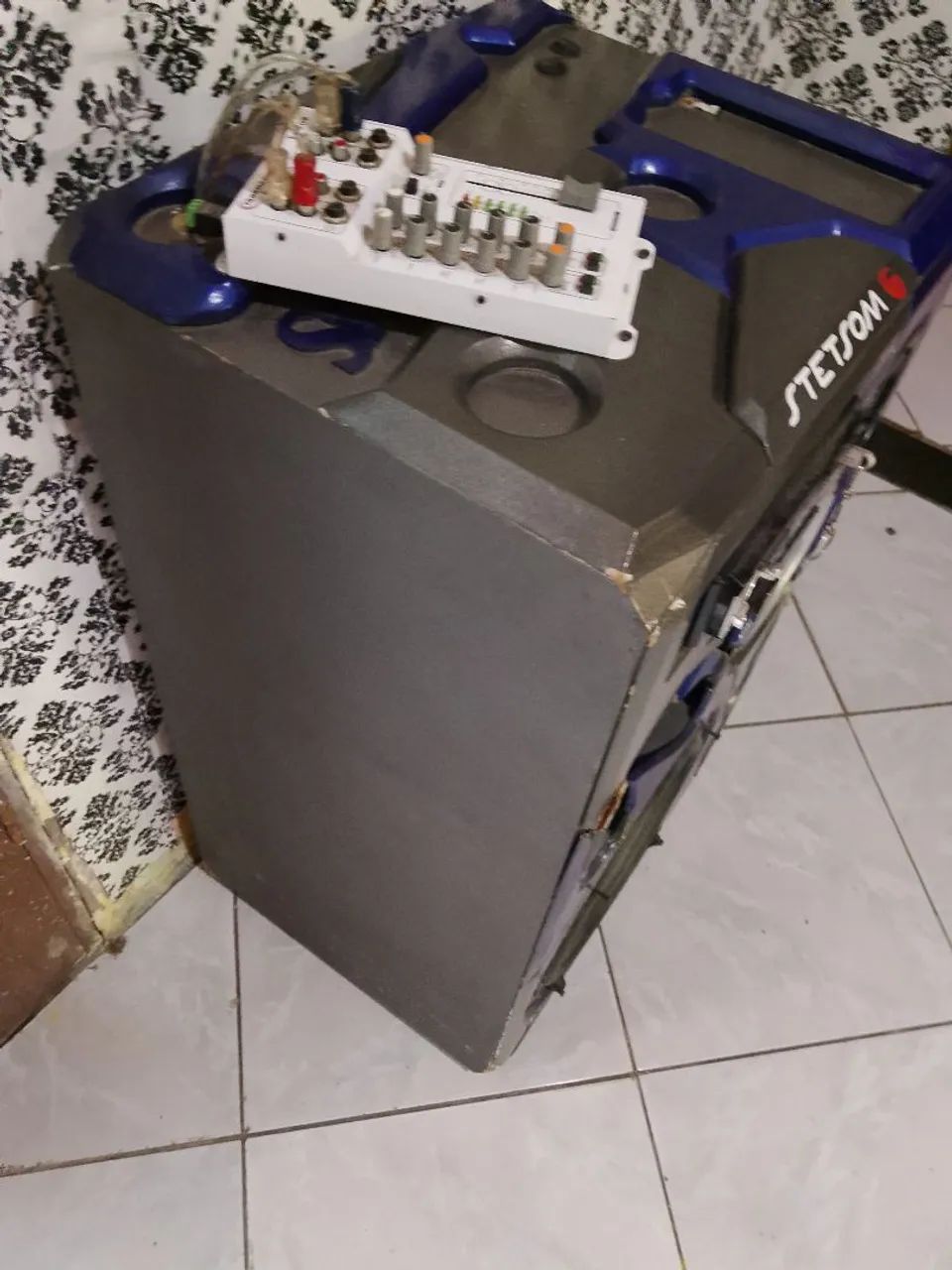 Vendo uma caixa de som uma de uma 6x9 uma corneta uma muita 2modulo e uma mesa - Foto 4