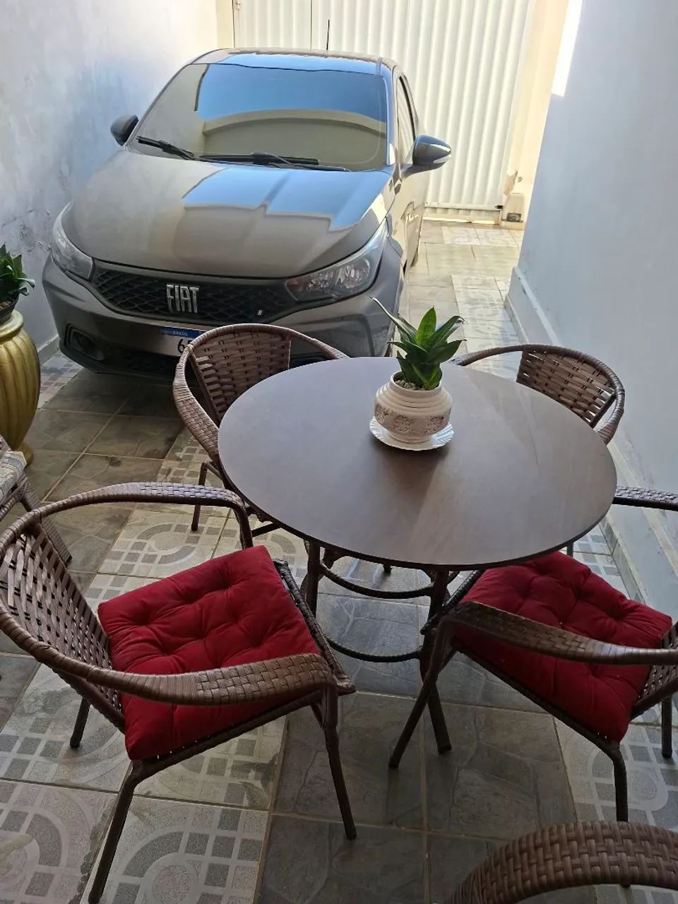 Vendo mesa com 4 cadeiras e almofadas - Foto 2