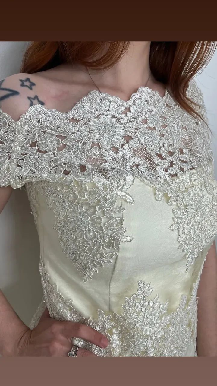 Vestido com pedrarias aplicadas a mão 