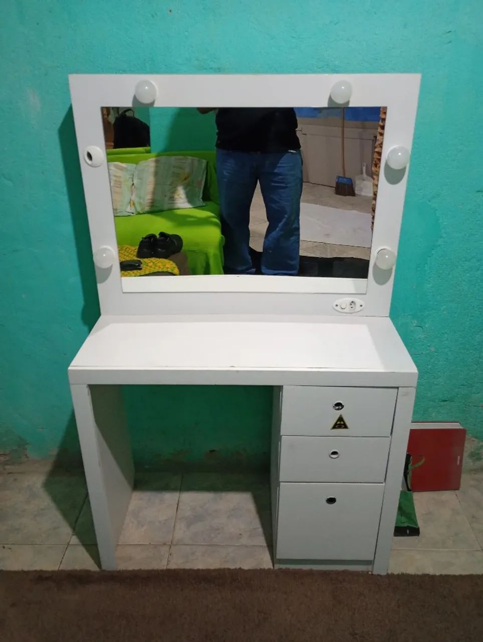 Espelho camarim com lâmpadas e três gavetas - Foto 2