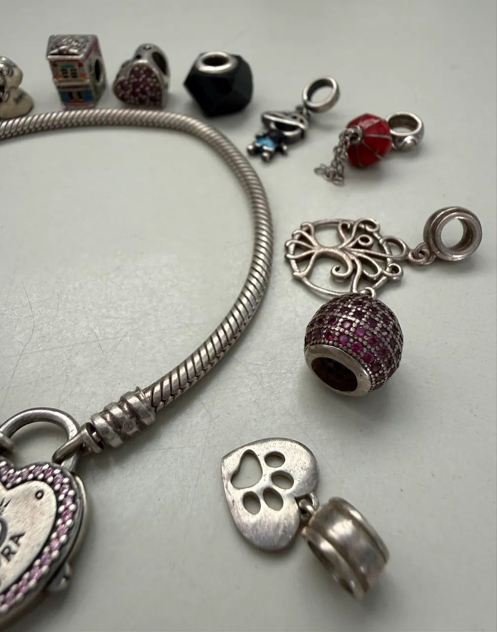 Pulseira PANDORA original com berloques VIVARA/ PANDORA. - Foto 3