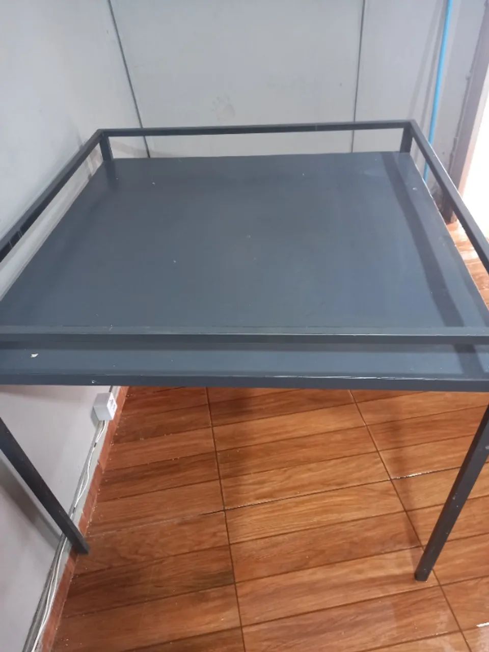 Vende uma mesa de ferro pra varejão 