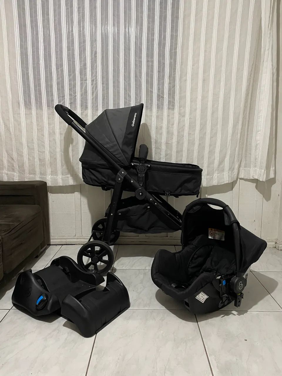 Kit carrinho + bebê conforto e base 