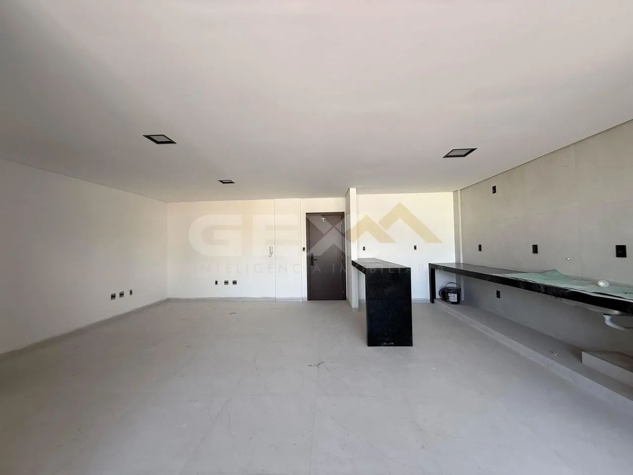 Apartamento à venda no Centro, 3 quartos sendo 1 suíte e 2 vagas. - Foto 2