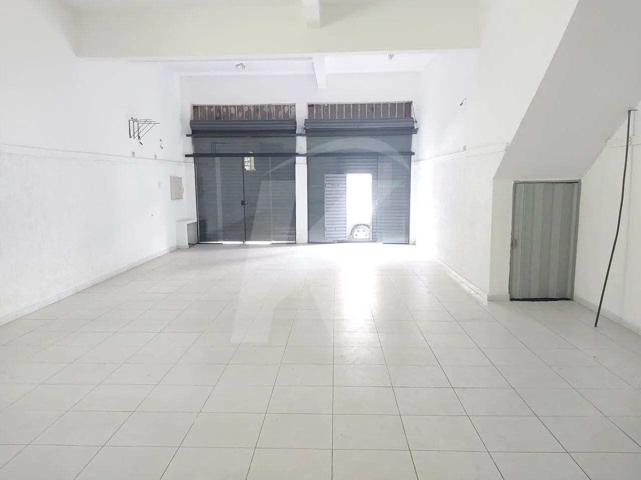 Salão comercial medindo 140 m² com 2 banheiros e 2 portas de aço. - Foto 3