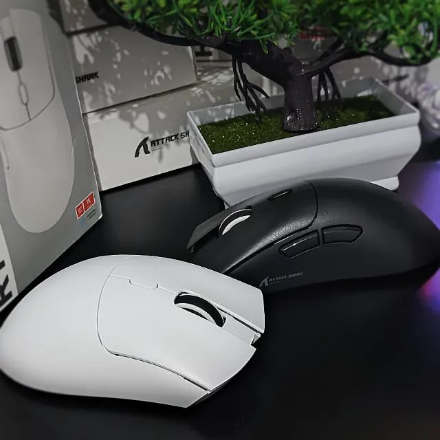 Mouse Gamer Sem Fio Attack Shark R1 Preto e Branco 18000 DPI Bluetooth e 2.4G