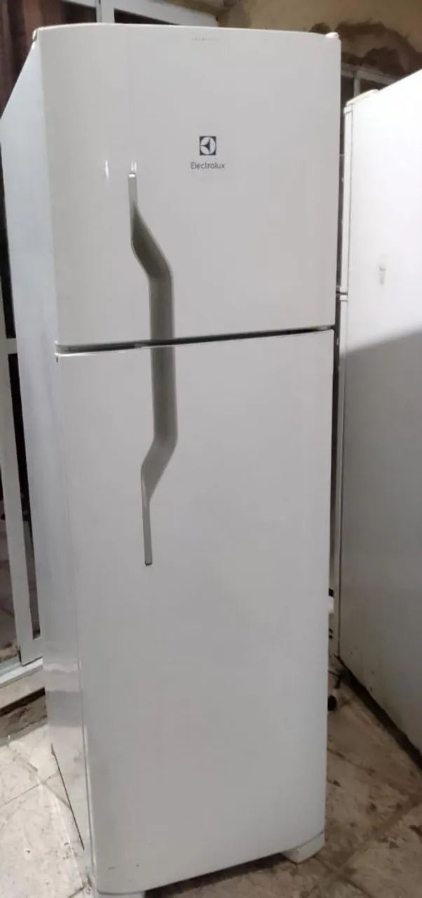 Vendo geladeira funcionando perfeitamente com garantia 