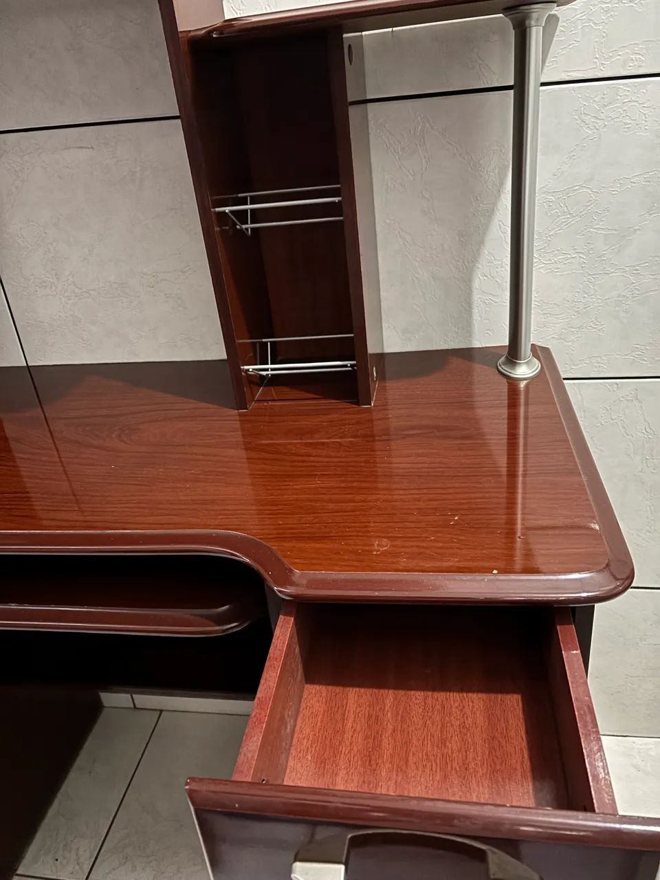 Mesa para Computador / Escrivaninha com Nichos - Madeira - Foto 2