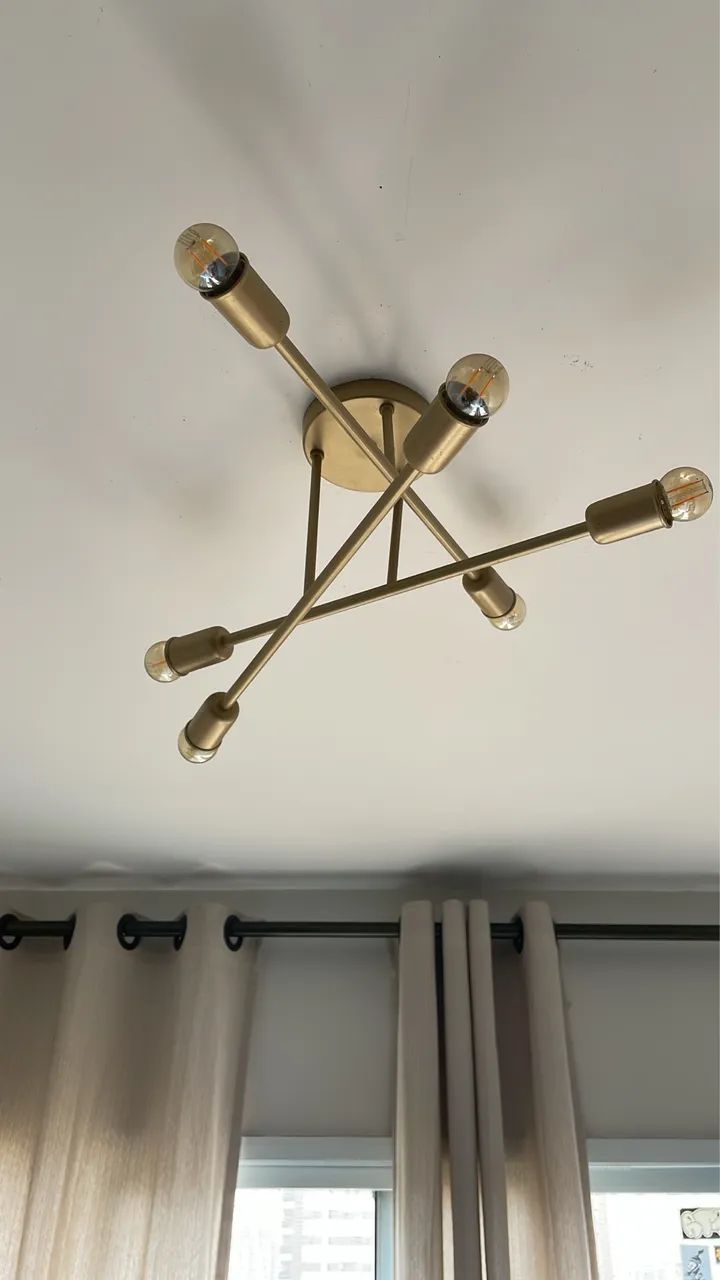 Luminária de teto dourada com lâmpadas - Foto 2