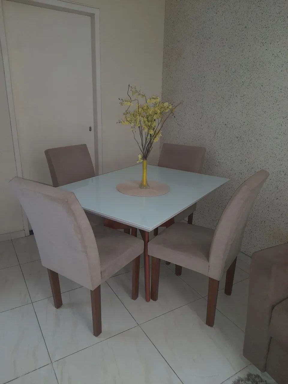 Mesa com cadeiras.