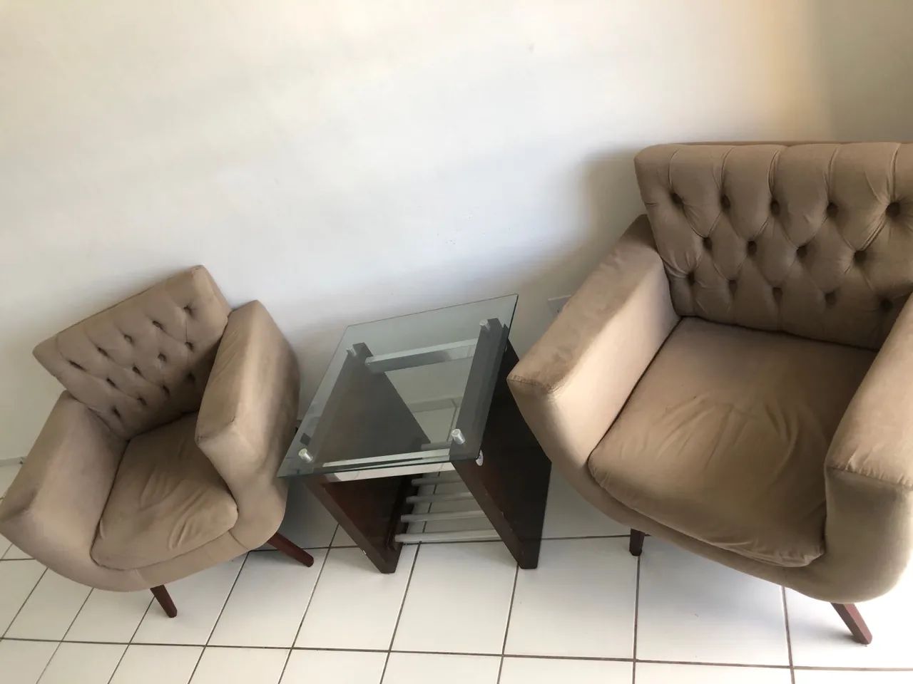 Conjunto de 02 Poltronas Bege Capitonê + CORTESIA 01 centro quadrado