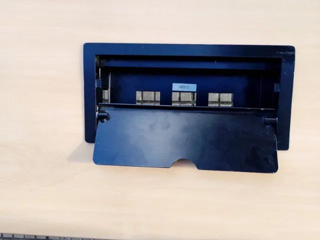 Mesa Para Escritório Estilo Industrial com Passa Cabos - Foto 3