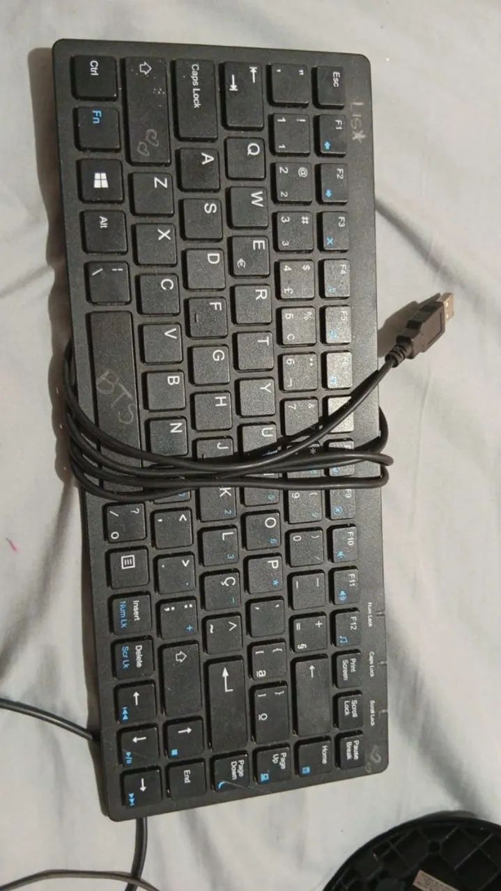 Teclado pequeno , webcam e caixinha de som 