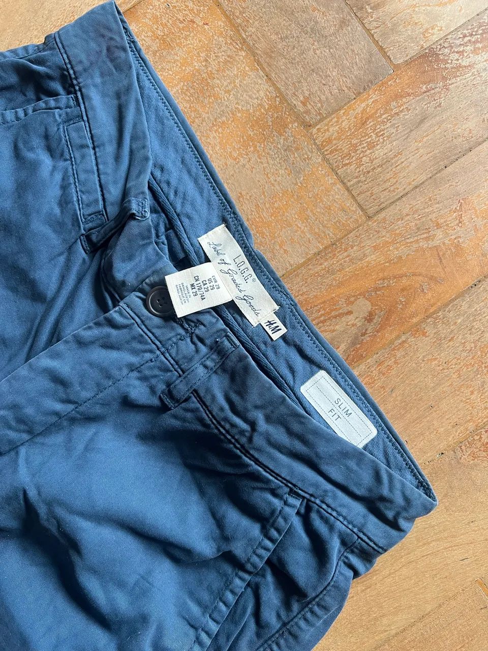 calça de sarja h&m azul slim fit tam 40 - Foto 2
