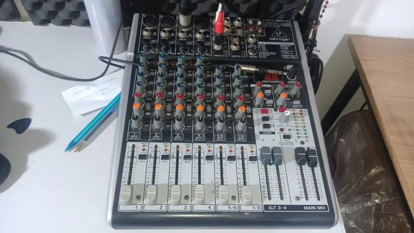 MESA DE SOM E MICROFONE  BERINGHER