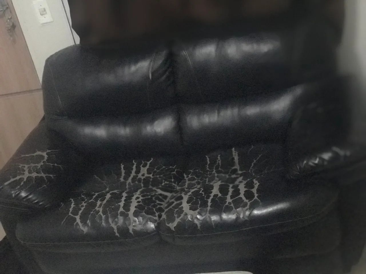 Sofa dois lugares doação, um pezinho quebrado - Foto 2