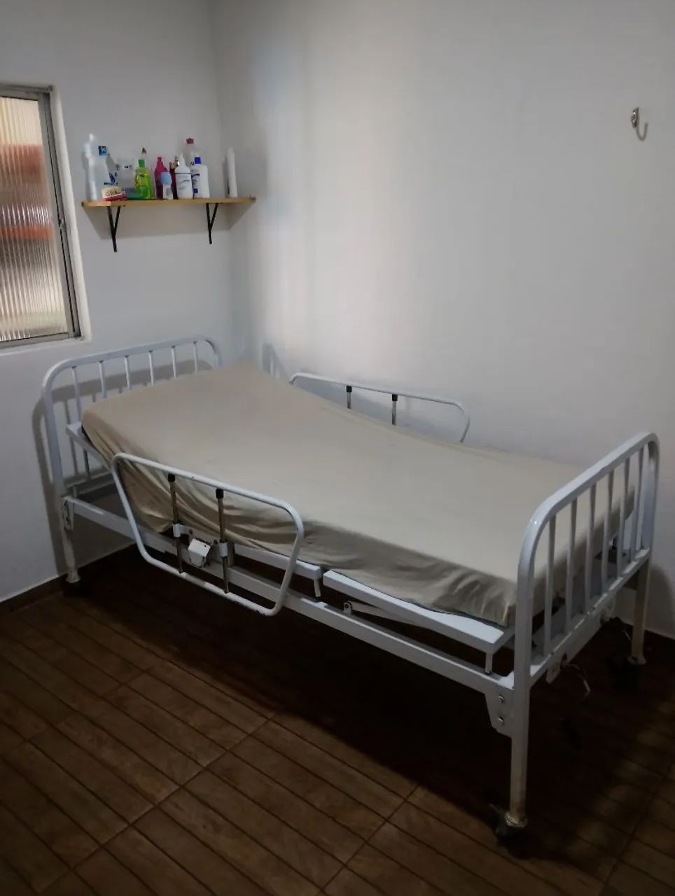 Cama hospitalar manual s/ colchão 