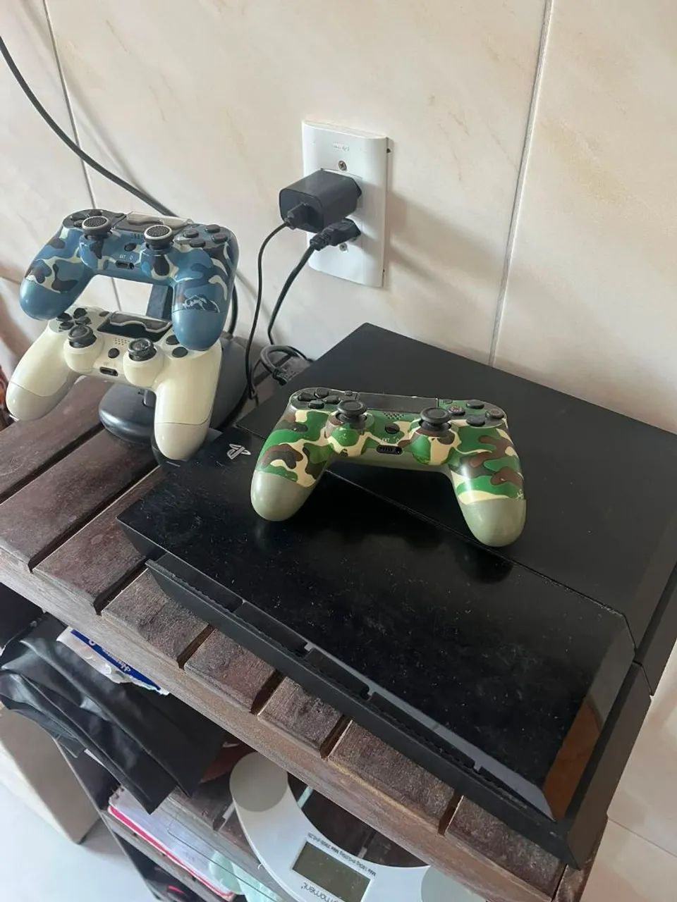 PS4 com 3 controles e suporte 