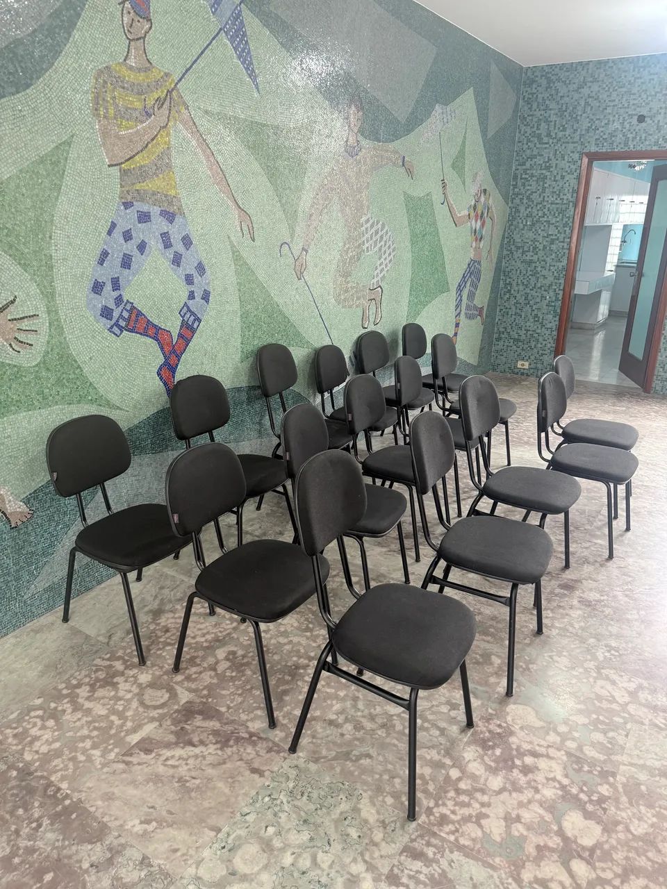 16 Cadeiras Estofadas Pretas - R$ 150 cada - Ótimo Estado