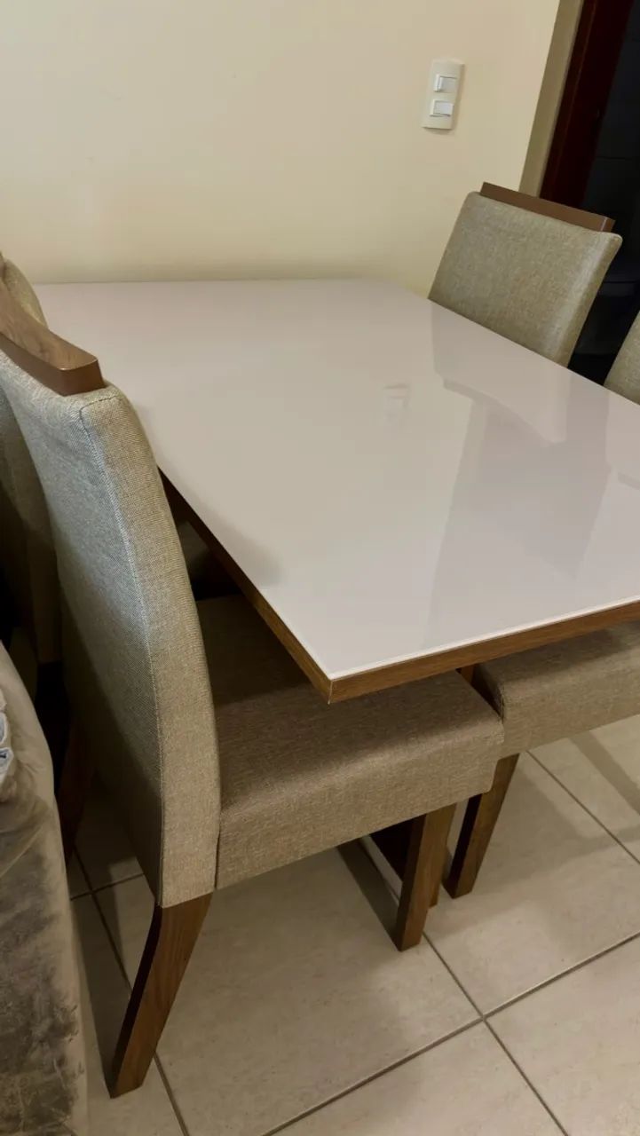 Mesa de Jantar com 4 Cadeiras Estofadas - Tampo Branco - Foto 4