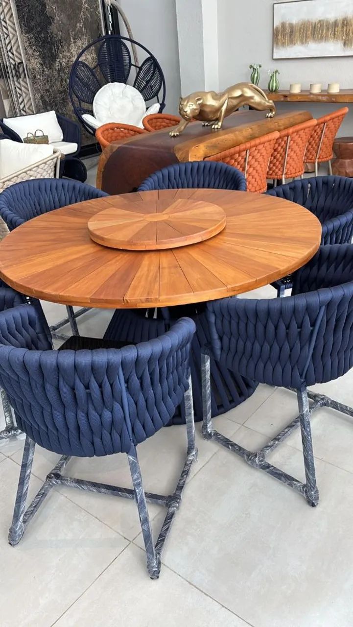 MESA COM TAMPO DE MADEIRA COM 4 CADEIRAS DE LUXO - Foto 2